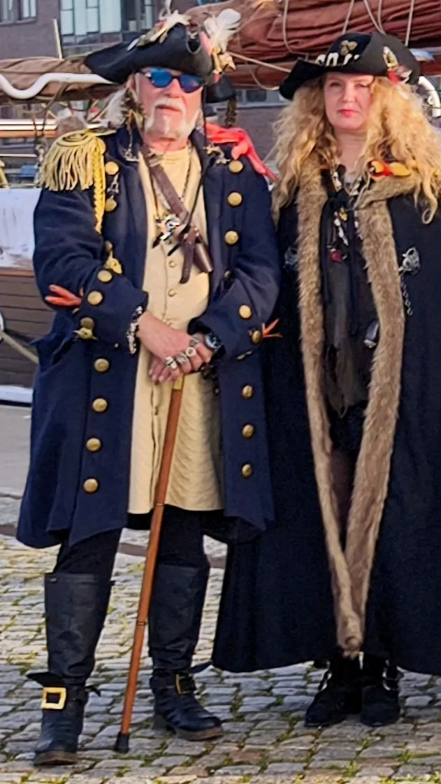 Graubart mit Begleitung